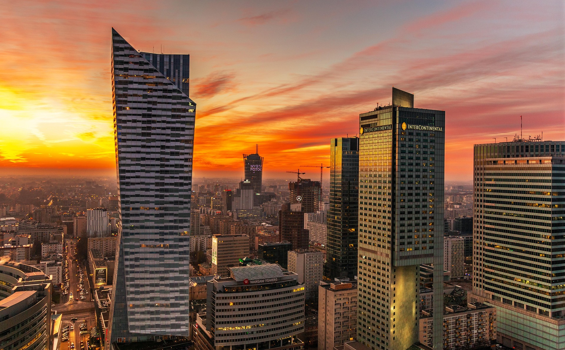 Warszawa panorama – zdjęcie z drona, nowoczesne wieżowce w centrum miasta o zachodzie słońca